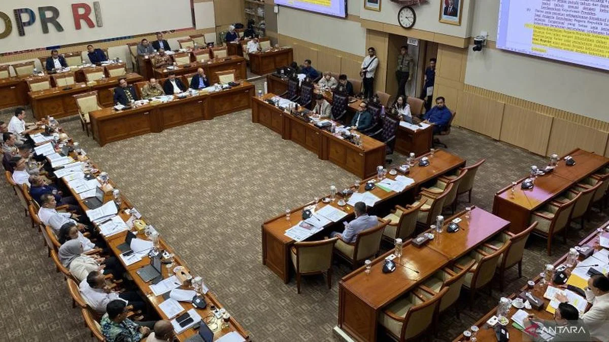 DPR-Pemerintah Sepakati Usia Pensiun di RUU Polri: Bintara 59 Tahun, Perwira 60 Tahun.