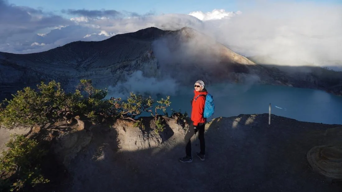 Kunjungi Banyuwangi, Raline Shah Puji Panorama Sunrise di Kawah Ijen.
