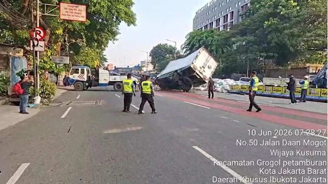 Mobil Box Muatan Biji Plastik Terguling di Daan Mogot Jakbar, Lalin Macet.